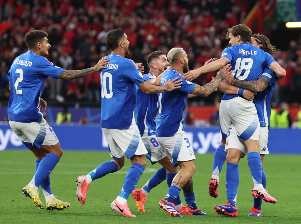 epa11413544 Nicolo Barella (2R) of Italy celebrates scoring the 2-1 lead during the UEFA EURO 2024 group B soccer match between Italy and Albania, in Dortmund, Germany, 15 June 2024. EPA/CHRISTOPHER NEUNDORF