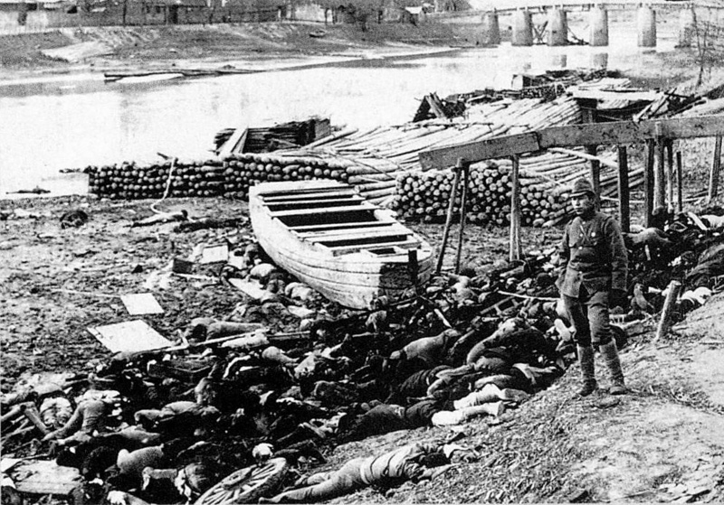 Corpi accatastati di civili cinesi uccisi durante il massacro del dicembre 1937