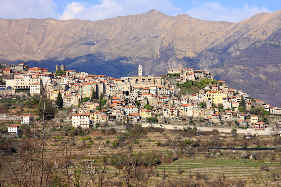Il borgo di Triora. Wikipedia, foto di Alessandro Vecchi