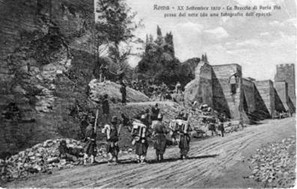 Wikipedia, autore sconosciuto, "la breccia di Porta Pia" a Roma dopo la presa della città, immagine anno 1870, cartolina del 1910