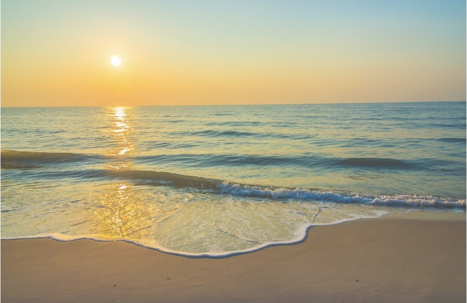 Alba sul mare simbolo della profezia della ricostruzione