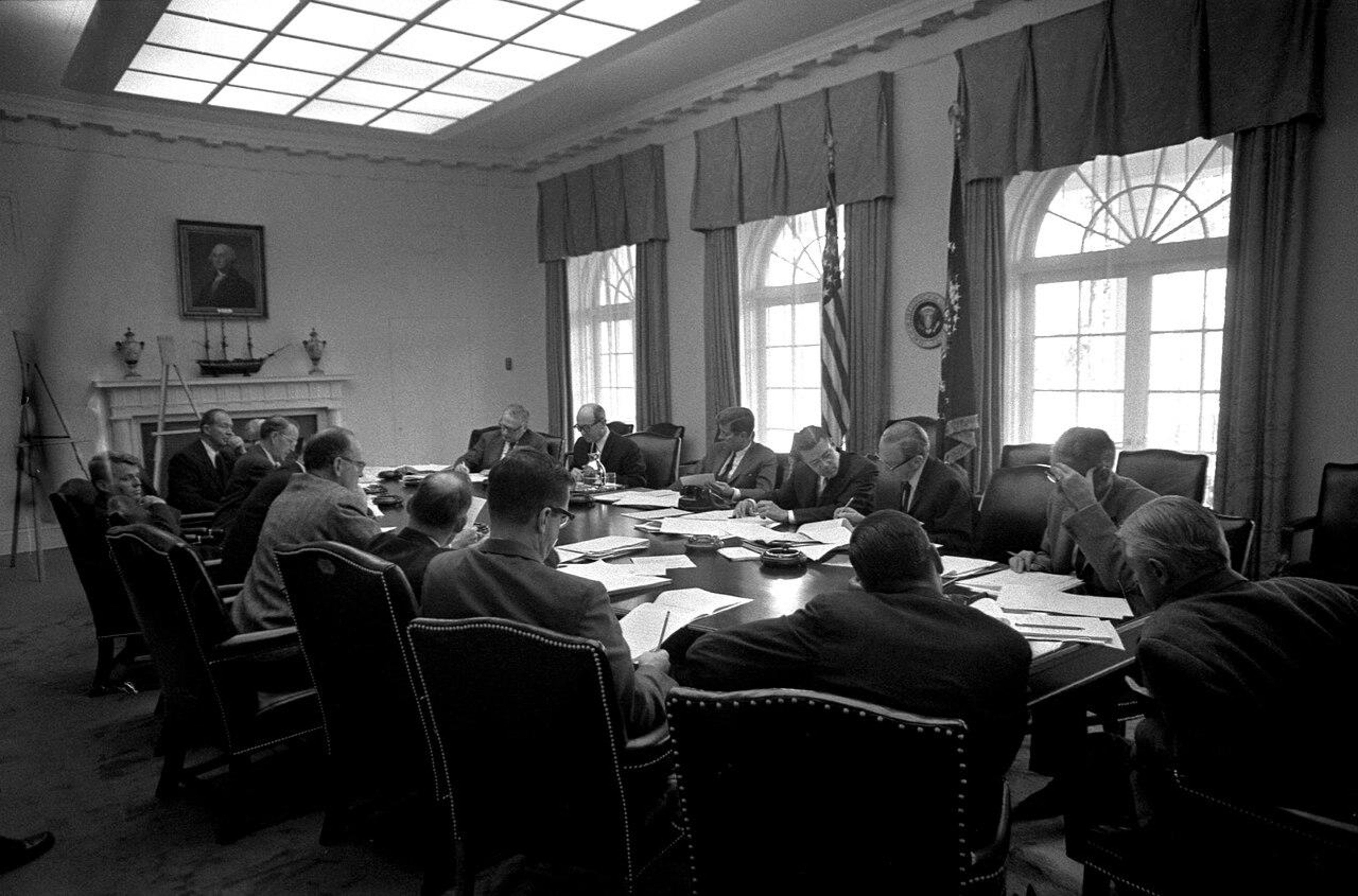 Riunione alla Casa Bianca durante l’amministrazione Kennedy: un gruppo di decisori riuniti attorno a un tavolo discute una scelta strategica, esempio emblematico delle dinamiche di groupthink. Fonte: JFK Presidential Library – Public Domain.