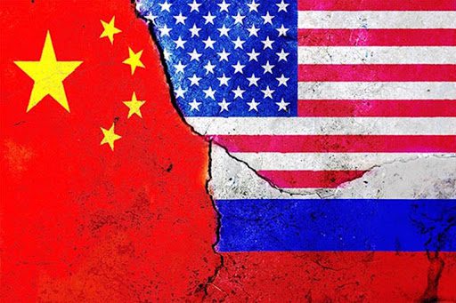 la figura rappresenta tre bandiere come fossero tre pezze strappate attaccate in modo disordinato a formare una unica bandiera con una pezzo per della bandiera cinese, russa e americana