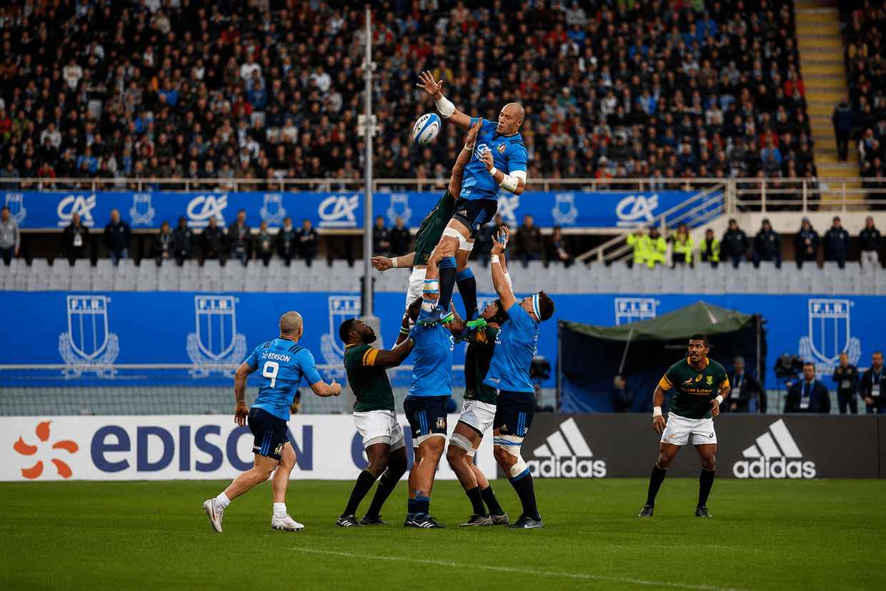 giocatori di rugby durante una touche-rimessa laterale