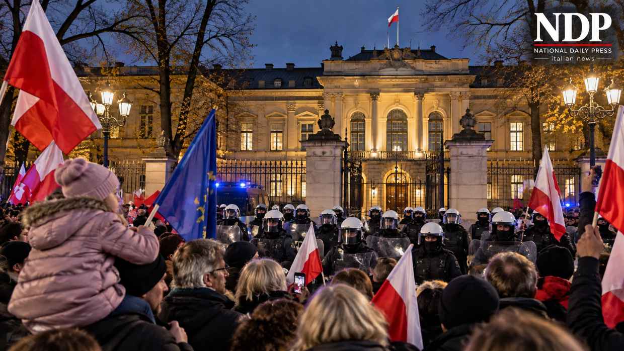 Proteste davanti alla Corte costituzionale in Polonia, con manifestanti e polizia antisommossa a Varsavia, in una ricostruzione digitale.